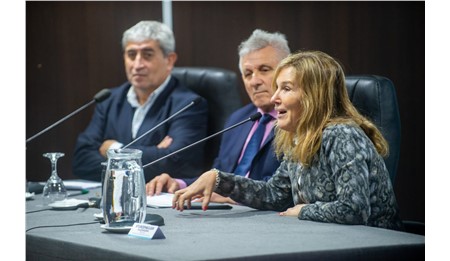 Alejandra Sturzenegger y Nicolás Moretti iniciando el evento en la Cámara de Diputados