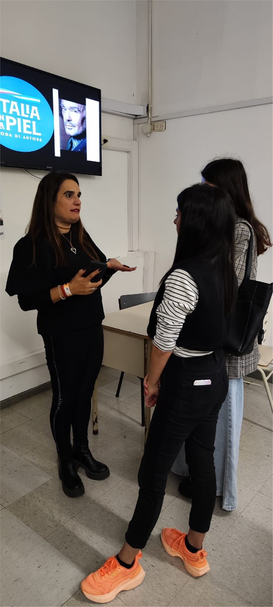 Alumnas consultando sobre el evento ITALIA  en la Piel Moda di Autore