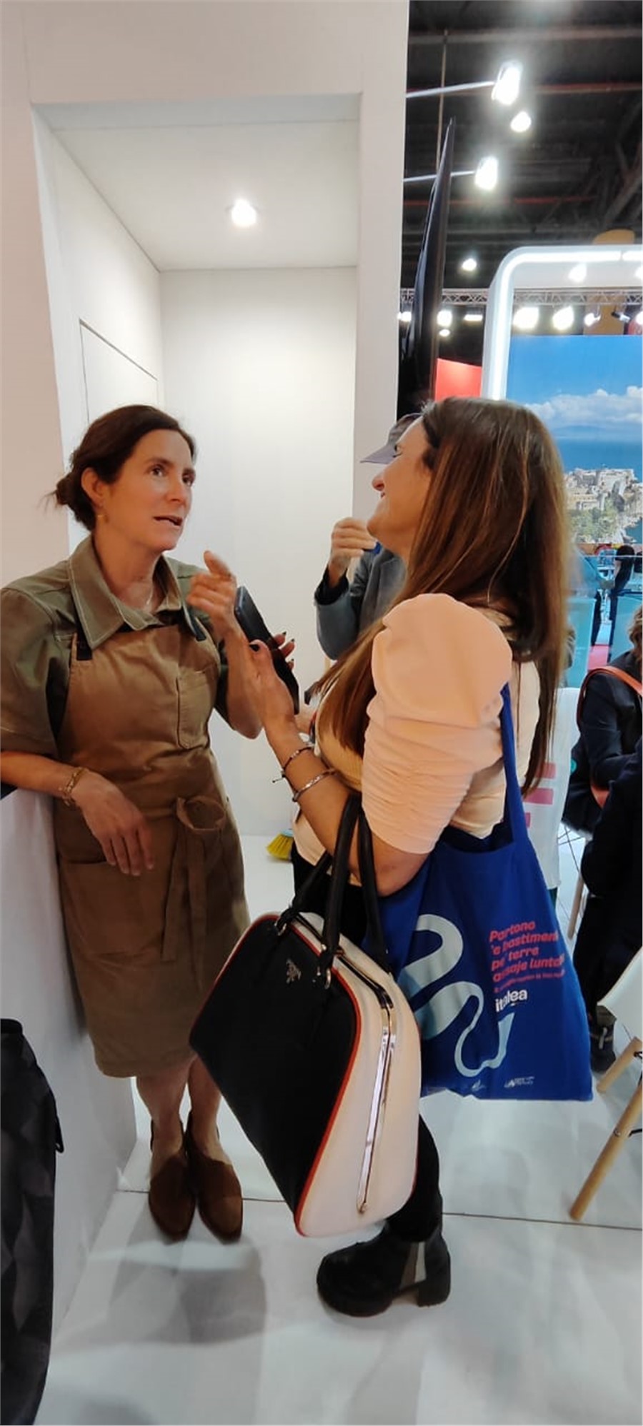 En el Stand de ITALEA conversandode su libro de recetas con  Juliana López May